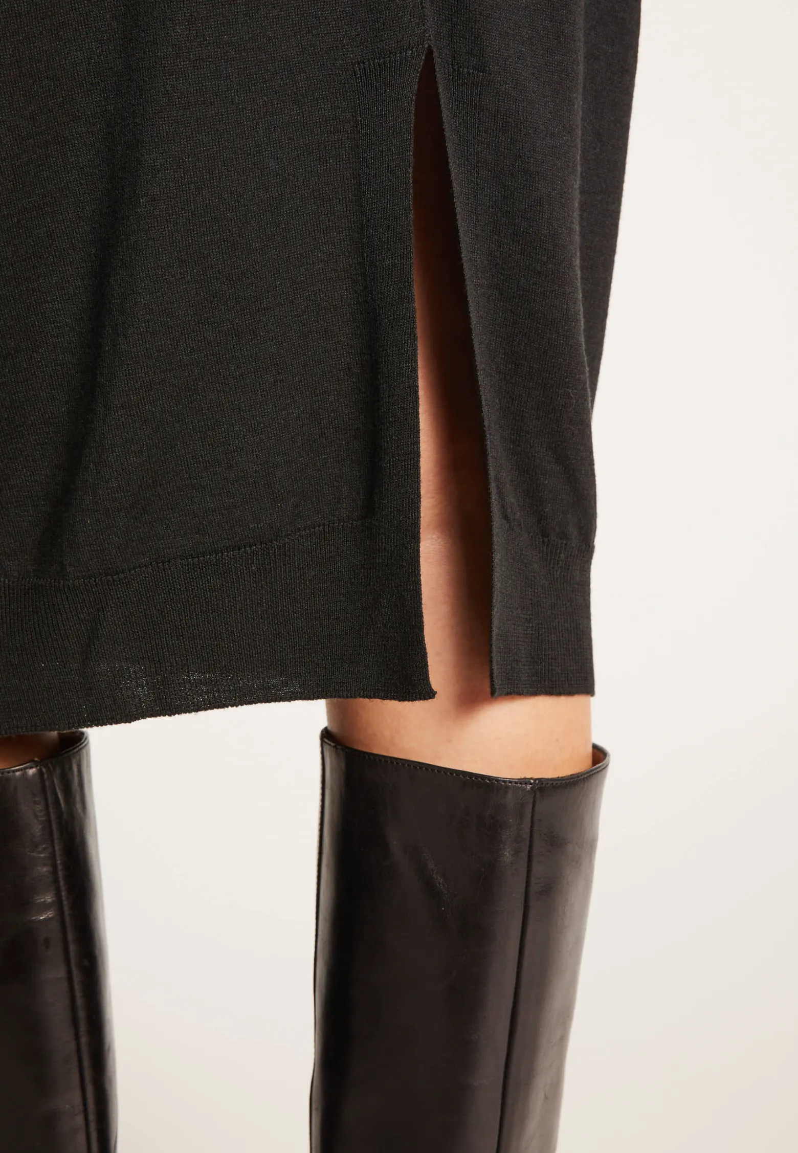 Montagut Dress made of wool and silk with back slit - Epopée