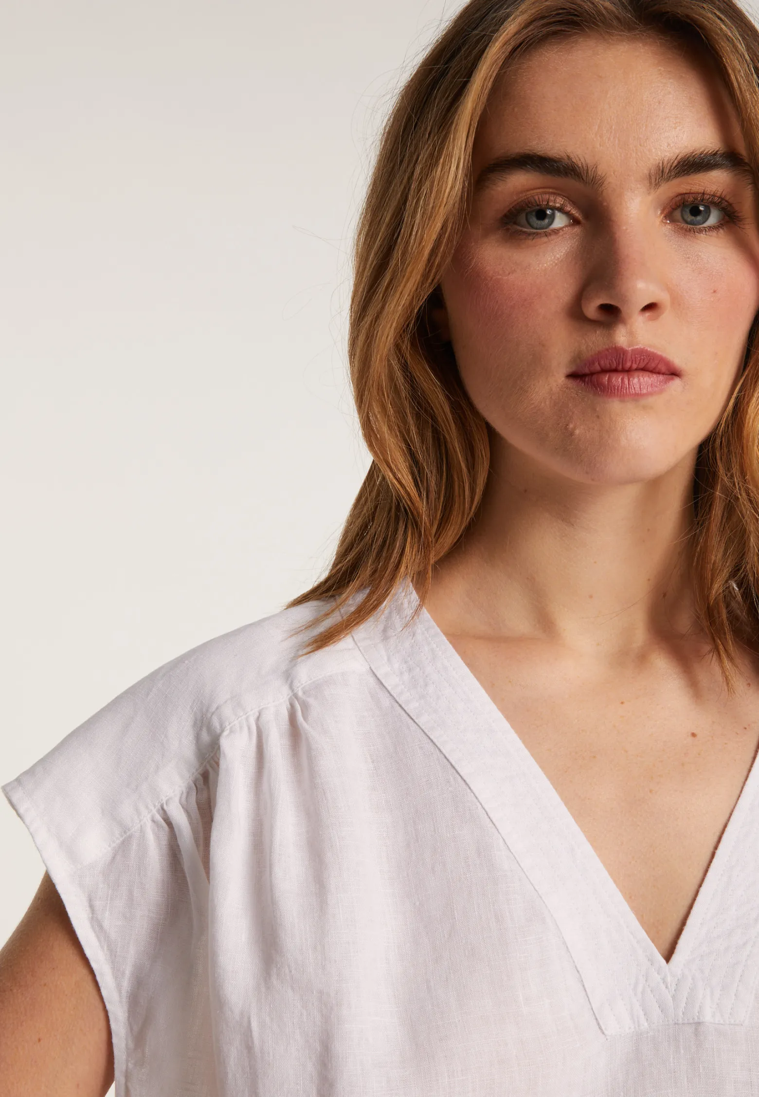 Montagut Linen V-neck T-shirt - Dala